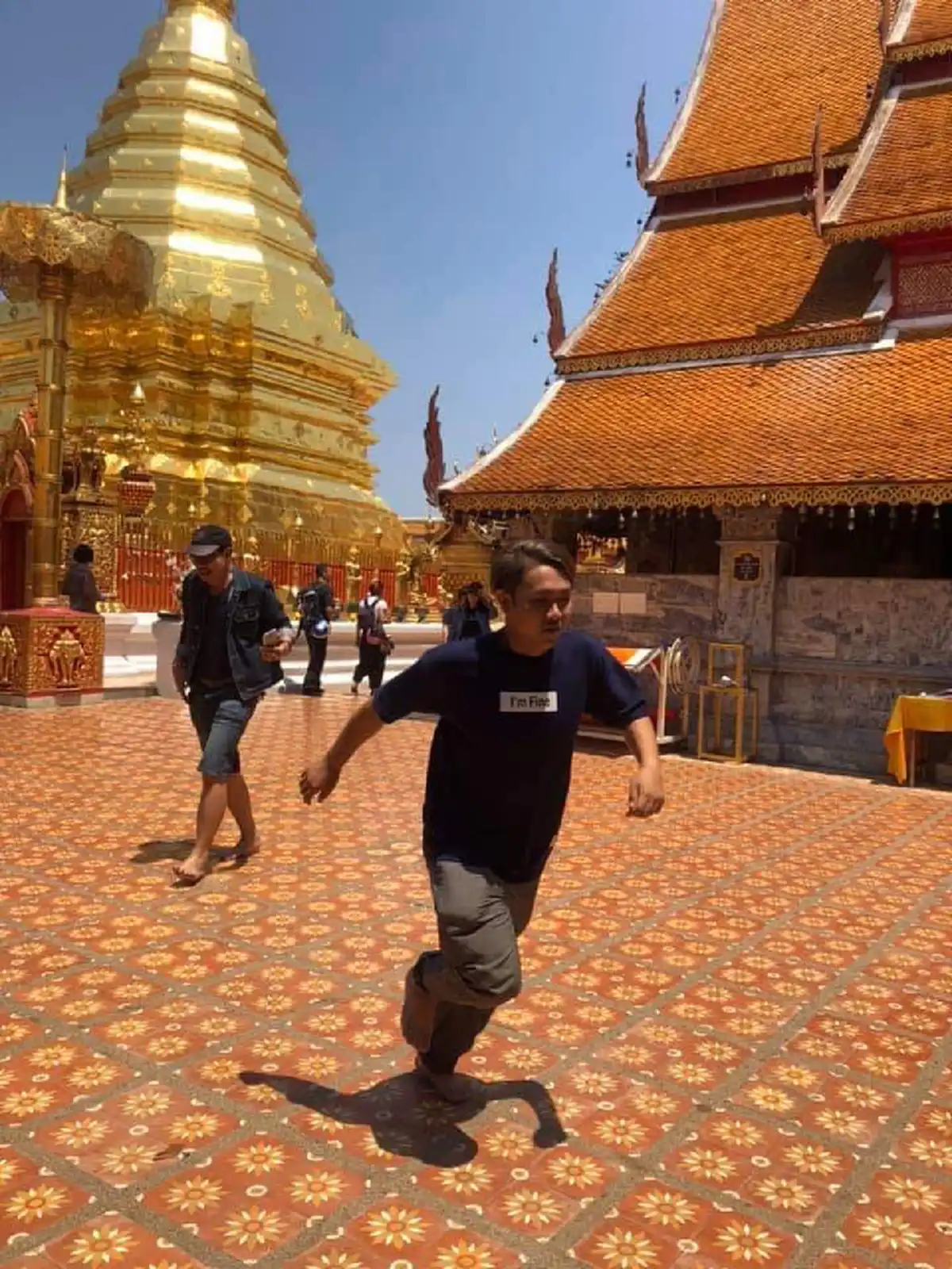 พื้นร้อนจนต้องจิกเท้า ถ่ายได้รูปเดียววิ่งกันกระเจิง