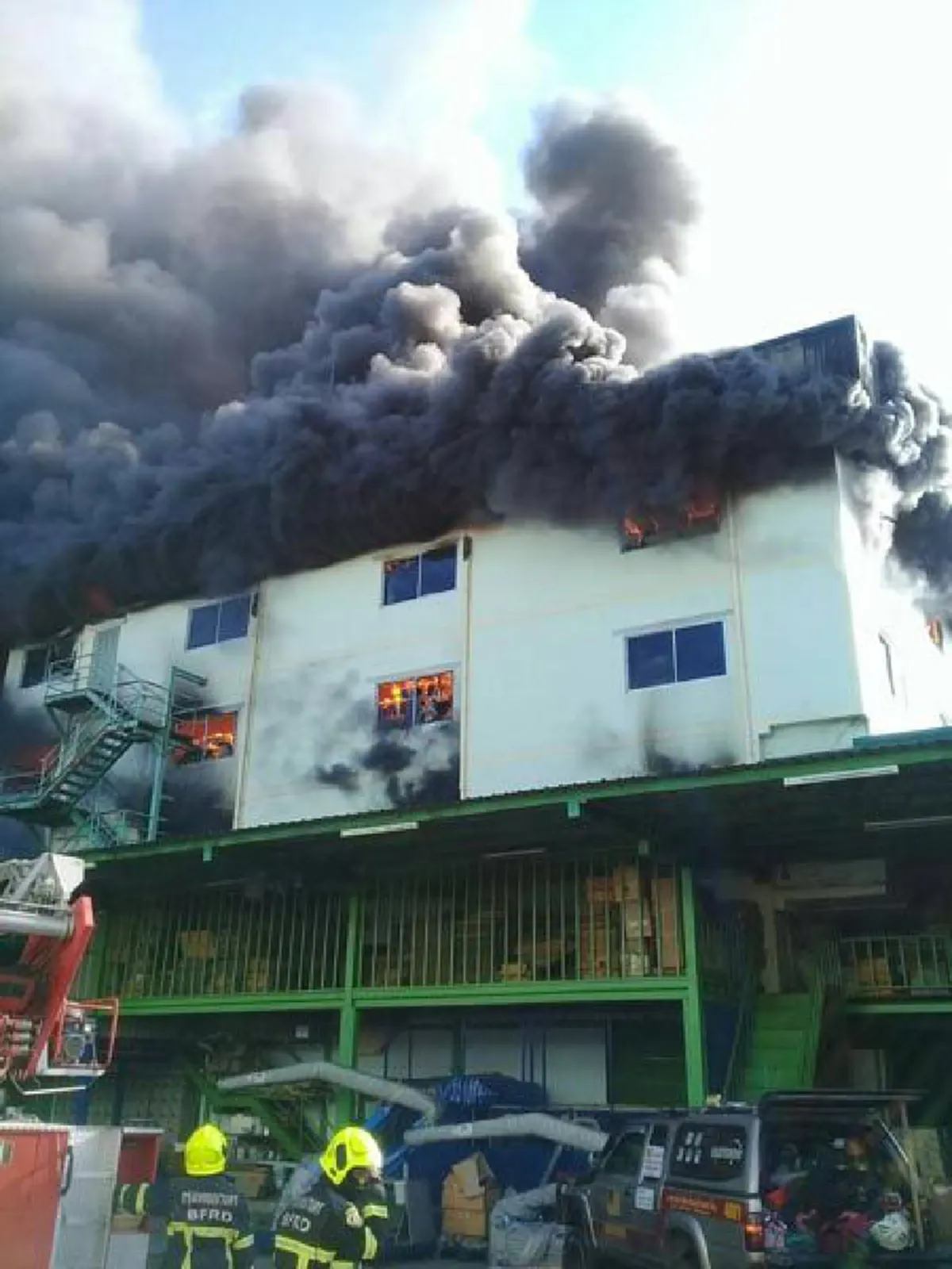 ด่วนสุดระทึก !!! ไฟไหม้โรงงานผลิตเครื่องดนตรีบางบอน เพลิงโหมระทึกอาคารร้าวเริ่มทรุด  (คลิป)