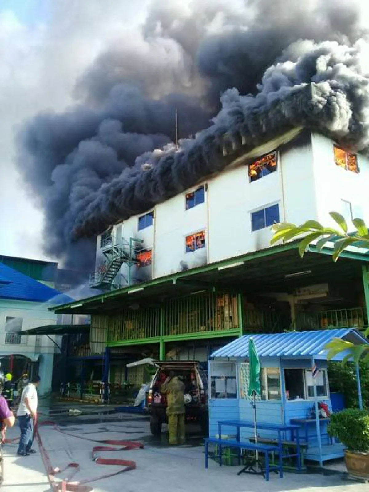 ด่วนสุดระทึก !!! ไฟไหม้โรงงานผลิตเครื่องดนตรีบางบอน เพลิงโหมระทึกอาคารร้าวเริ่มทรุด  (คลิป)