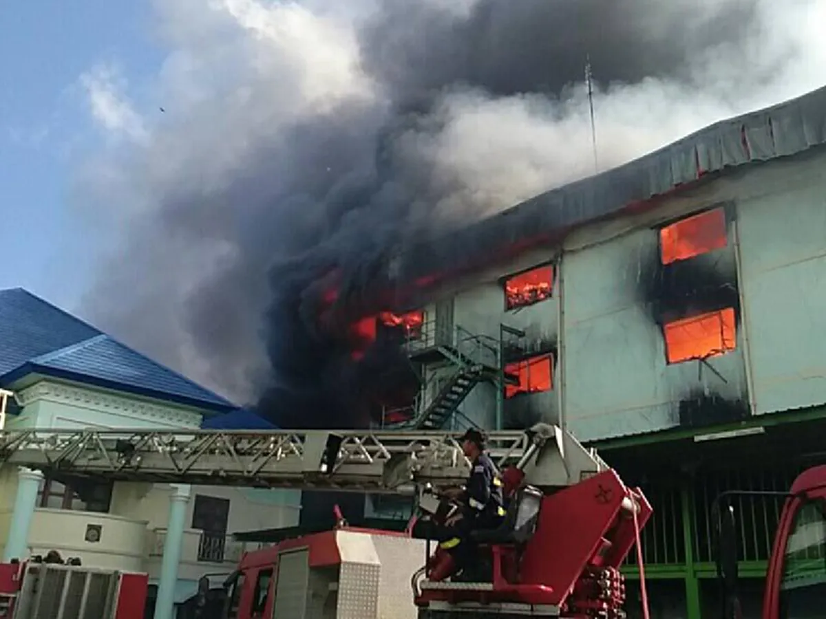 ด่วนสุดระทึก !!! ไฟไหม้โรงงานผลิตเครื่องดนตรีบางบอน เพลิงโหมระทึกอาคารร้าวเริ่มทรุด  (คลิป)