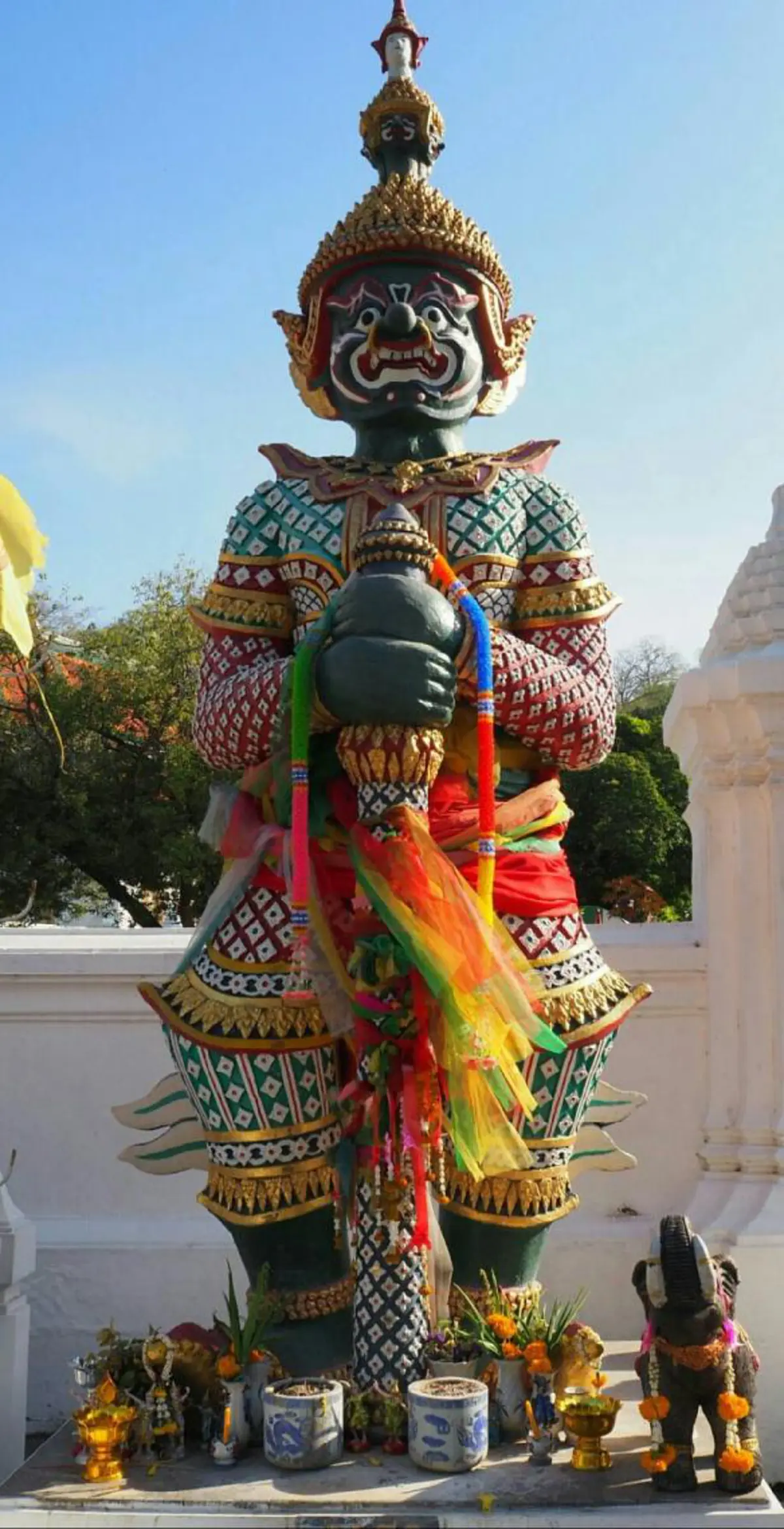 บูชาด้วยกุหลาบแดง ๙ ดอก ธูป ๙ดอก สวดคาถา ๙ จบ "โองการท้าวเวสสุวรรณ..หลวงปู่ศุข"ปรารถนาสิ่งใดๆให้กระทำในวันขึ้น ๑๕ ค่ำ..ดีนักแล.