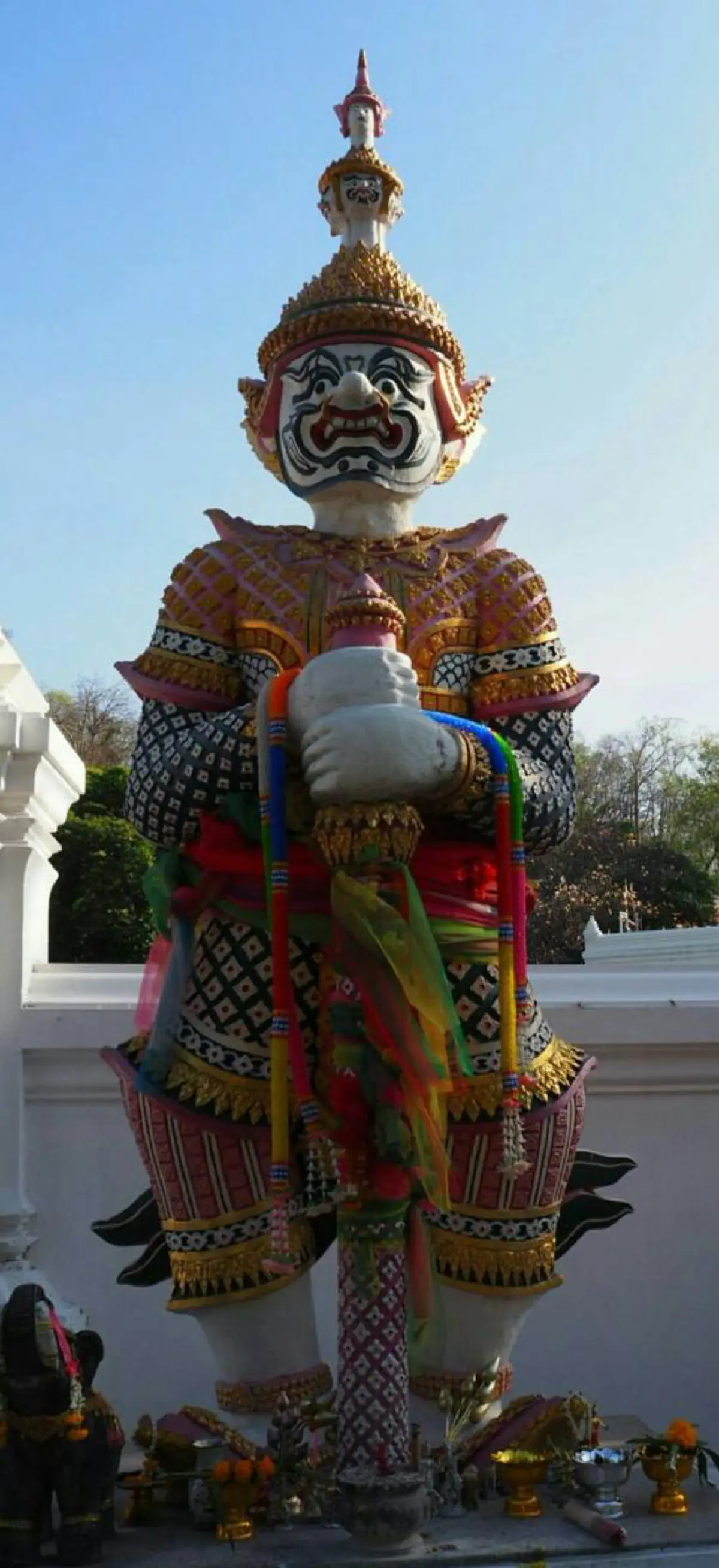 บูชาด้วยกุหลาบแดง ๙ ดอก ธูป ๙ดอก สวดคาถา ๙ จบ "โองการท้าวเวสสุวรรณ..หลวงปู่ศุข"ปรารถนาสิ่งใดๆให้กระทำในวันขึ้น ๑๕ ค่ำ..ดีนักแล.