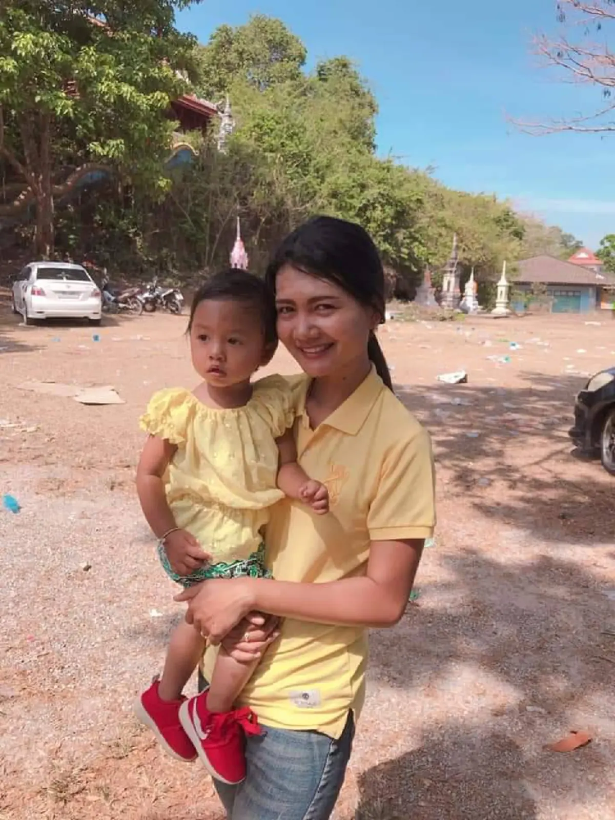 ภาพปัจจุบันหญิงท้องแก่ต่อแถวถวายดอกไม้จันทน์ กลางสายฝน ตอนนี้หนูน้อยคลอดออกมาหน้าตาน่ารักมากๆ