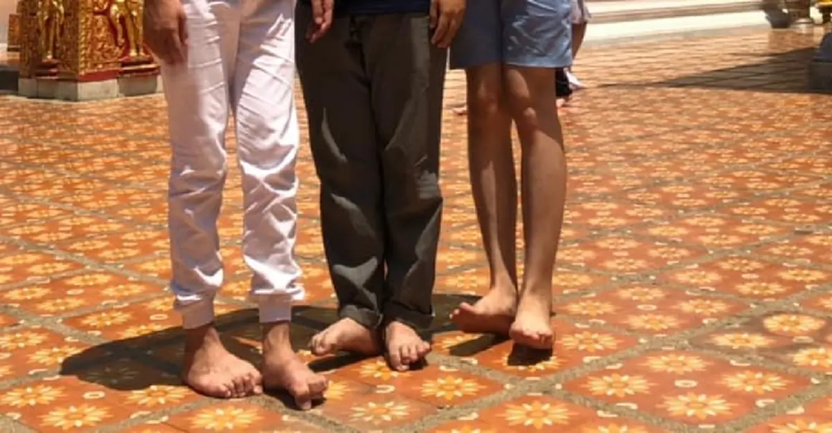 กลุ่มเพื่อนโพสต์ภาพถ่าย พื้นร้อนจนต้องจิกเท้า ถ่ายได้รูปเดียววิ่งกันกระเจิง