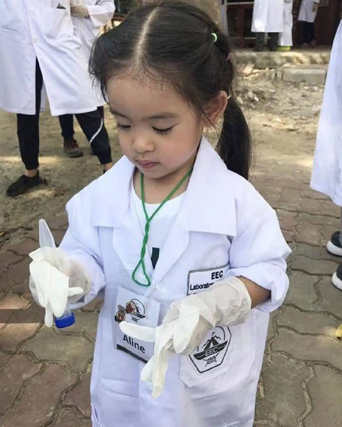 "น้องอลิน" อธิบายสาเหตุน้ำเน่าเสีย มาจากขยะ-มูลสัตว์ ทำพ่อแม่ภูมิใจในความฉลาดของลูก