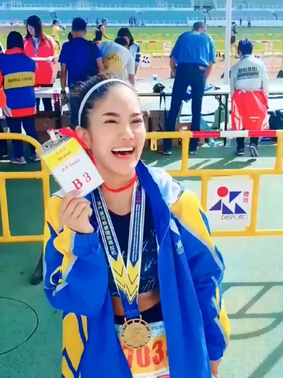 "ก้อย รัชวิน" วิ่งมาราธอนที่มาเก๊า คว้าถ้วยรางวัลได้ลำดับที่ 3