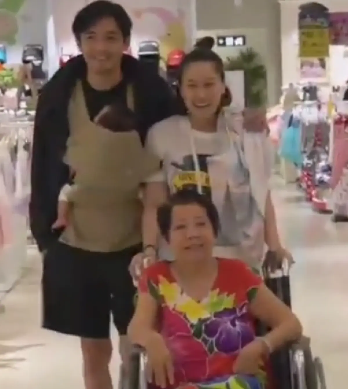 หนุ่ม ศรราม ยิ้มปลื้ม ได้ของรับขวัญน้องวีจิ จากลุงมอส ปฏิภาณ