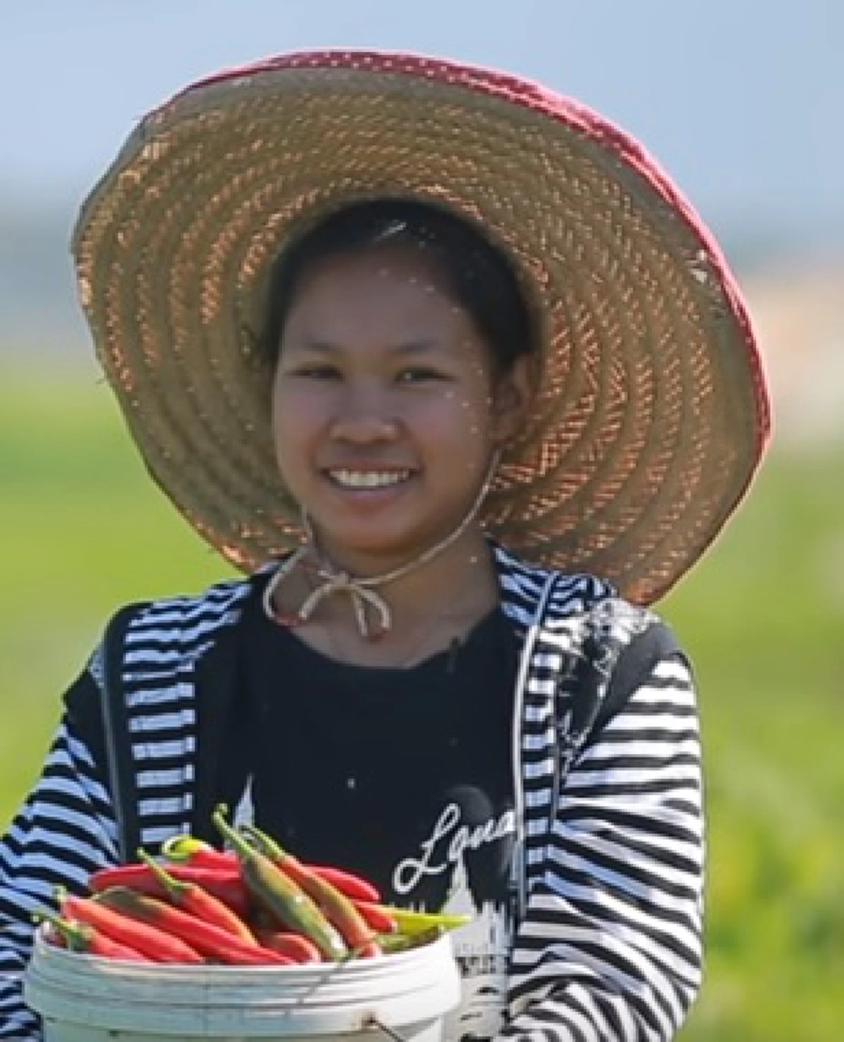 พวกโทษฟ้าดินดูไว้!!ด.ญ.วัย 13 ปีเกิดมาไม่เคยเห็นหน้าพ่อแม่ รับจ้างหาเงินสุดกตัญญูดูแลปู่ย่า เรียนดีขนาดคว้ารางวัลเหรียญทองวิทยาศาตร์!?!