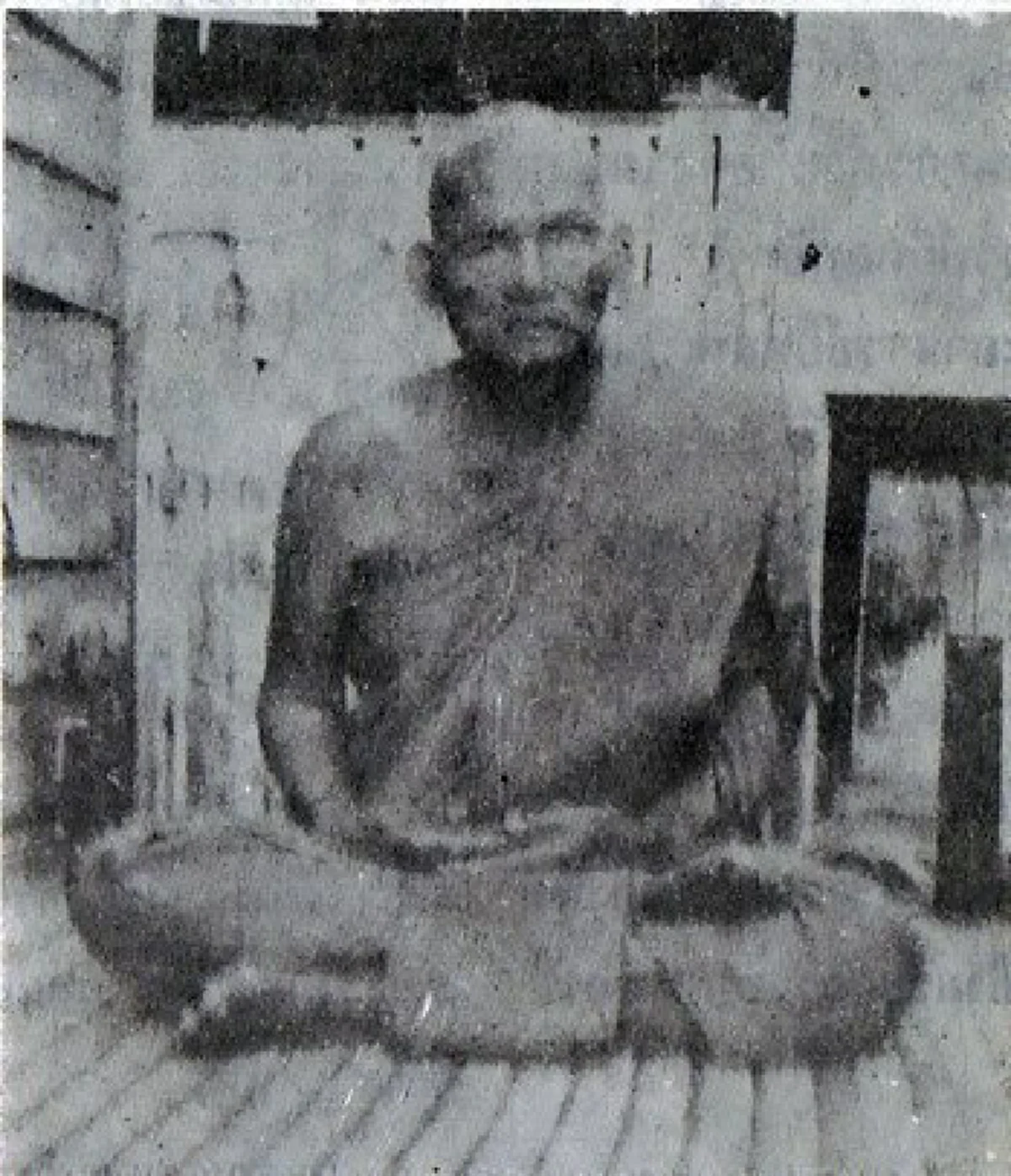 อัศจรรย์แห่งพลังจิต!! เมื่อ"หลวงปู่สีโห"ทำลายศาลผีปู่ตา ชาวบ้านแค้นหนัก จ่อยิง รุมฟัน แต่ไร้ผล!! สำนึกผิดรีบขอขมา..