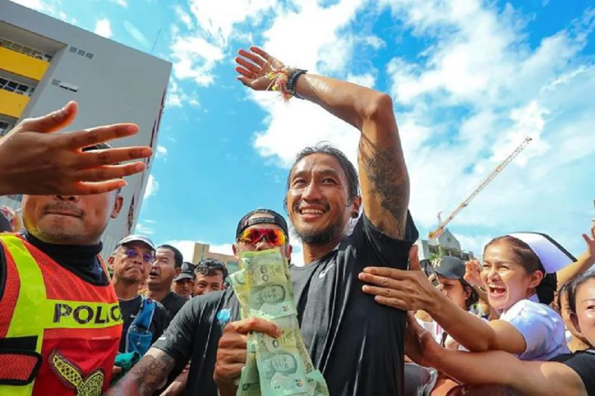 อีกหนึ่งกำลังใจสำคัญจากครอบครัว !! "คุณพ่อ" มั่นใจในตัว"ลูกชาย"..เชื่อ "ตูน" ทำสำเร็จ!! หลังล่าสุดวิ่งทะลุ"900กม."เเล้ว (คลิป,ภาพ)