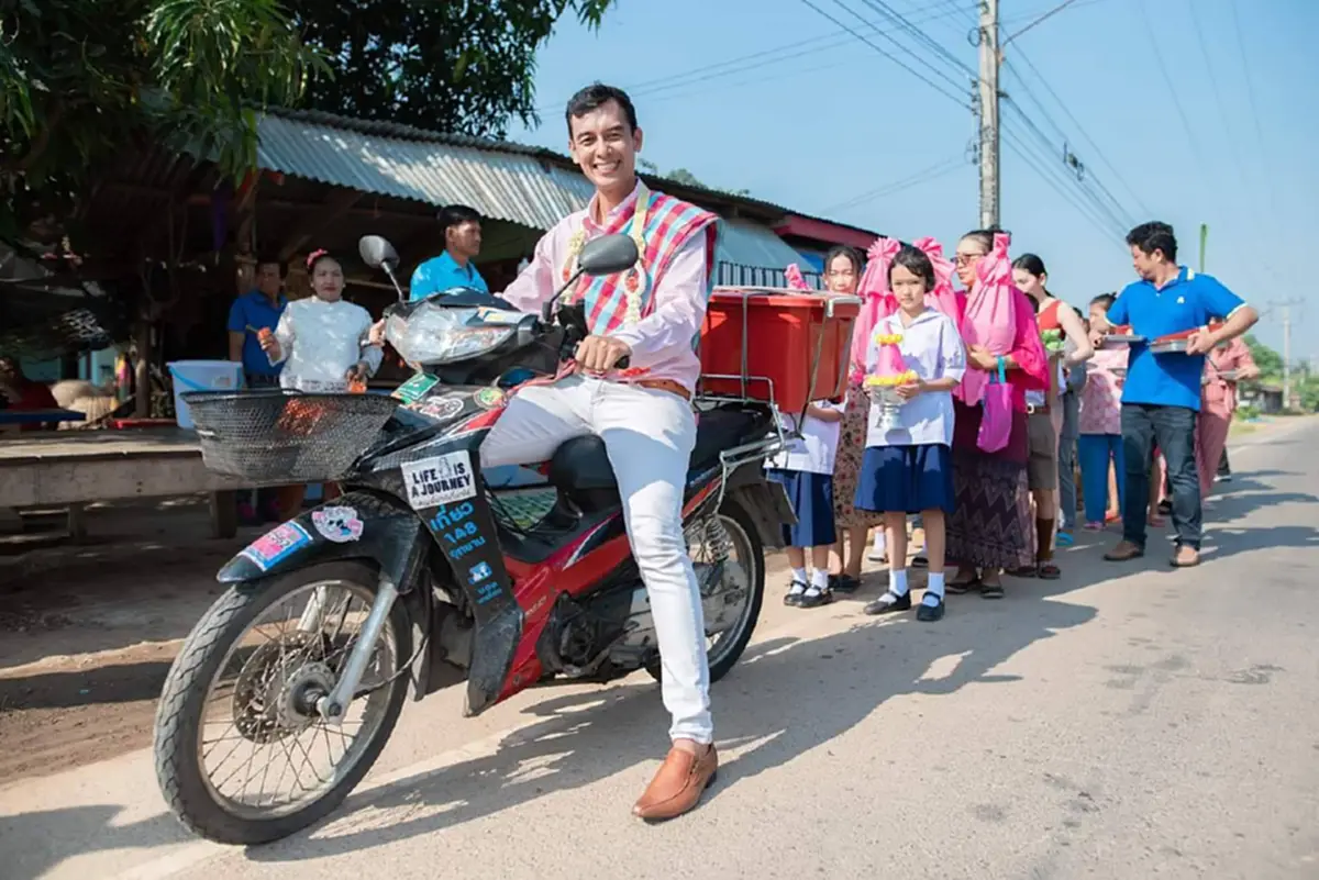 หนุ่มโพสต์ซึ้ง วันแต่งงาน มีแต่รถจยย. กับแหวนหมั้นที่หยอกกระปุกวันละ 20 และใจที่ให้เธอ