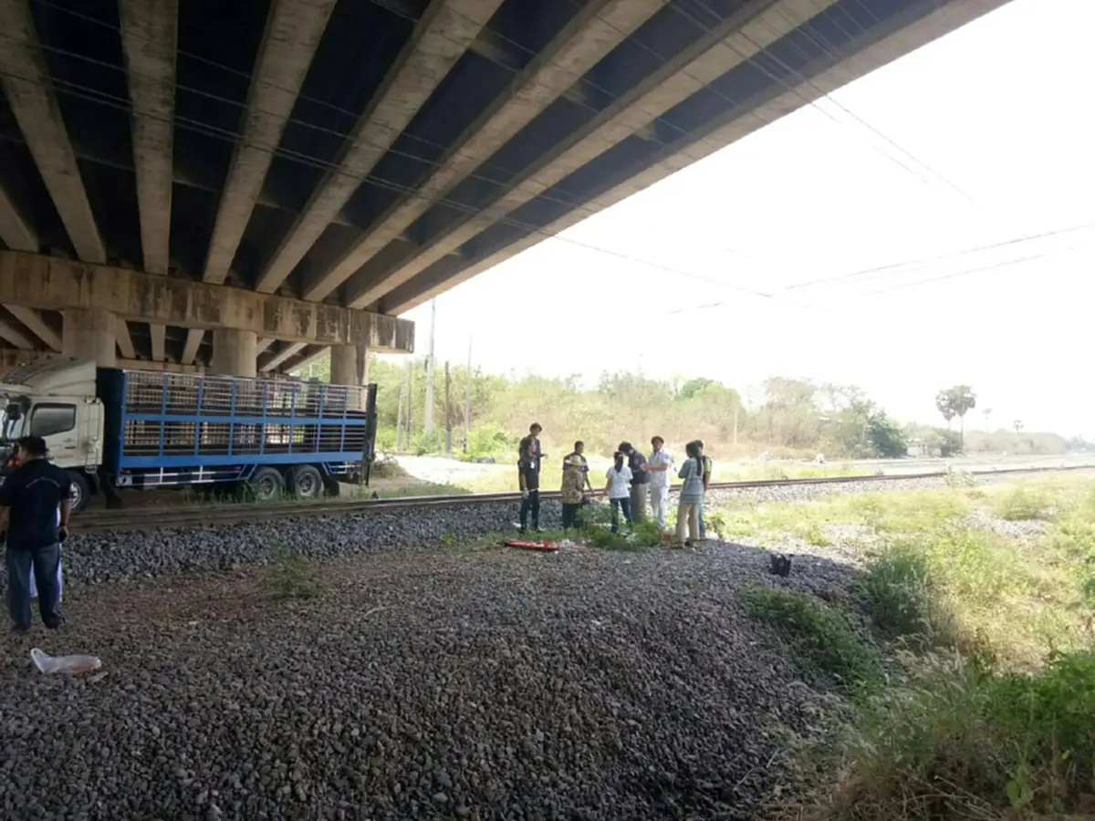 แม่หัวใจสลาย!! "ลูกชาย" เดินตัดหน้ารถไฟถูกขยี้ร่างกระเด็น ดับอนาถต่อหน้าต่อตา!!