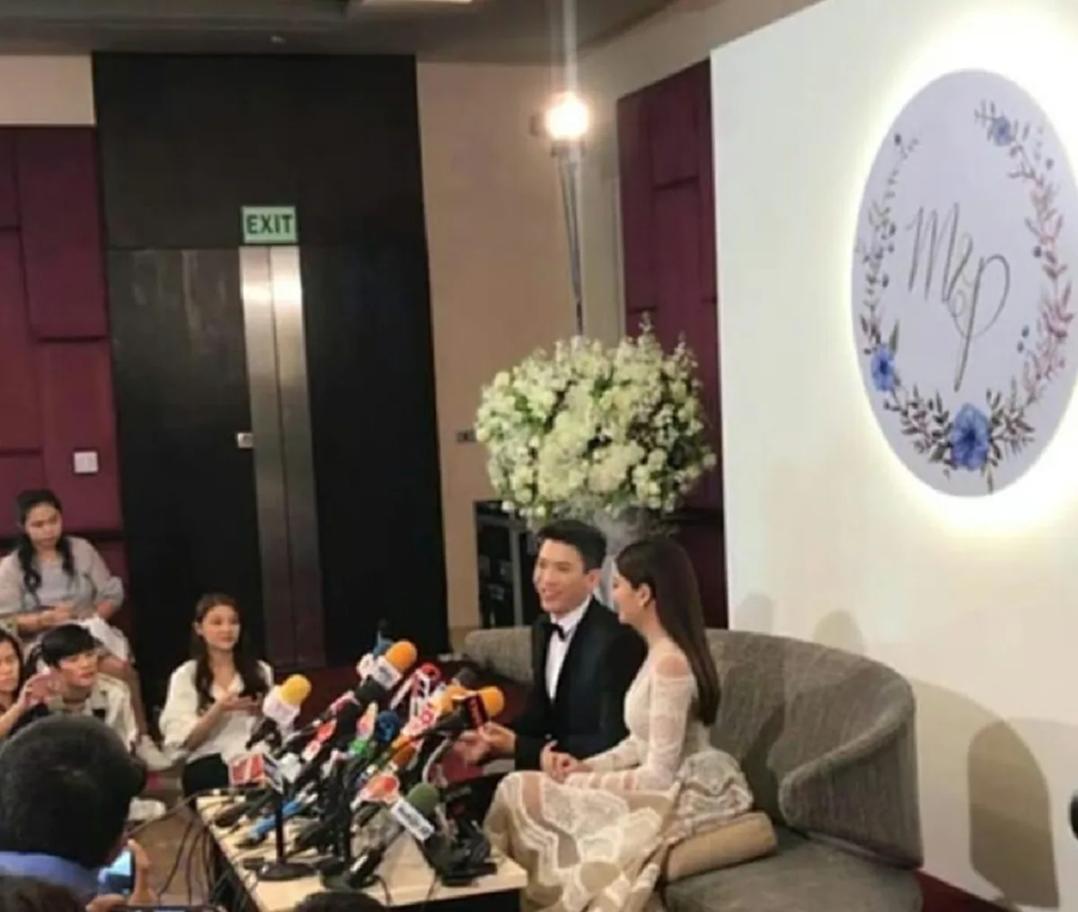 ชุดแรกของวันสำคัญ!! เปิดภาพชุดแต่งงาน "มาร์กี้ ราศรี - ป๊อก ภัสสรกรณ์" แค่ชุดแรกก็ทำเอาตื่นเต้นกันยกใหญ่ สวยเรียบหรูดูแพงมาก!?!(ชมภาพ)