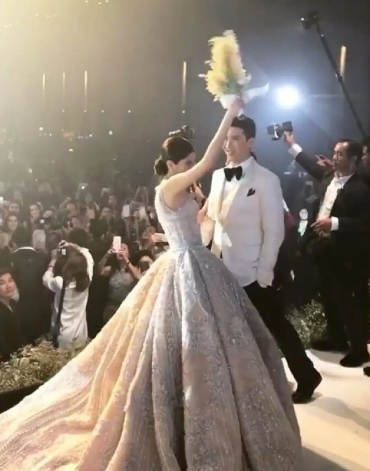 ช็อตนี้...ลุ้นเว่อร์!!! นาที "มาร์กี้" โยนช่อดอกไม้ งานนี้ใครได้เป็นว่าที่เจ้าสาวคนต่อไป ทำคนแห่กรี๊ดสนั่นลุ้นกันทั้งงาน!!! (มีคลิป)