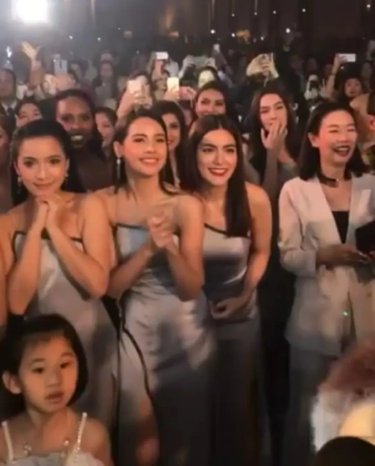 ช็อตนี้...ลุ้นเว่อร์!!! นาที "มาร์กี้" โยนช่อดอกไม้ งานนี้ใครได้เป็นว่าที่เจ้าสาวคนต่อไป ทำคนแห่กรี๊ดสนั่นลุ้นกันทั้งงาน!!! (มีคลิป)