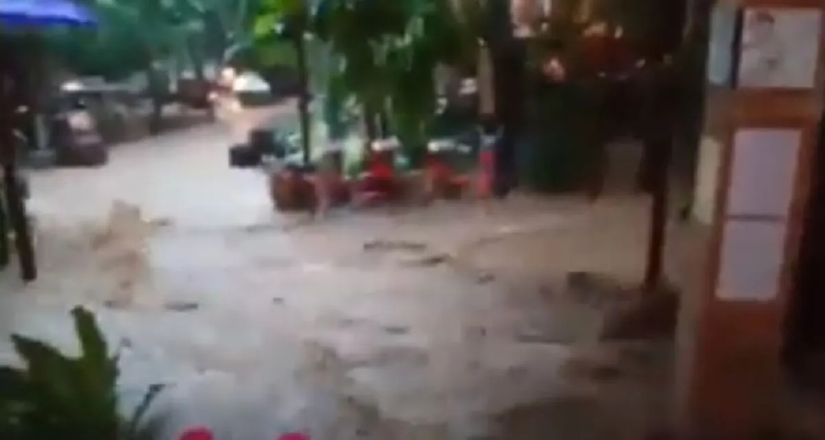 น่ากลัว "ชาวกระบี่" เผยคลิปฝนถล่มหนัก น้ำป่ามาไวมาก!! ไหลเชี่ยวกราก ท่วม เเทบไม่ทันตั้งตัว!! (คลิป)