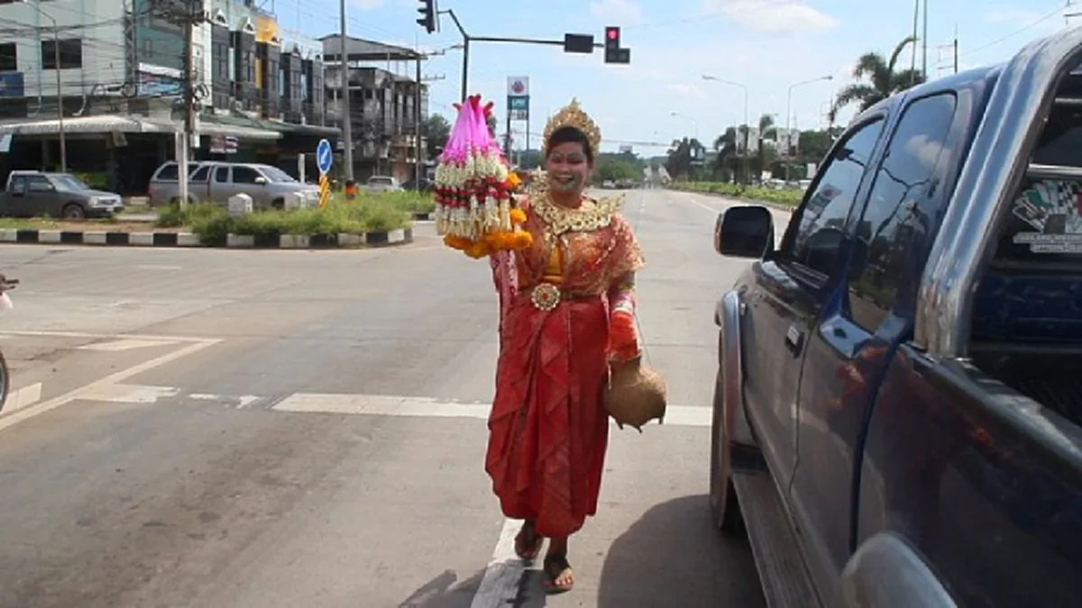 ชะเง้อคอแทบเคล็ด!! แม่ค้าพวงมาลัยเมืองจันทน์ ฉีกฎการตลาดขายตรง จัดเต็มชุดนางในวรรณคดี เพิ่มยอดขายพุ่งเป็นเท่าตัว !?! (ภาพ)