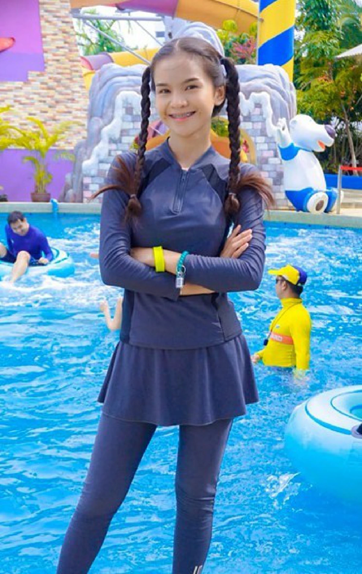 อาม ชุติมา เที่ยวสวนน้ำกับครอบครัว