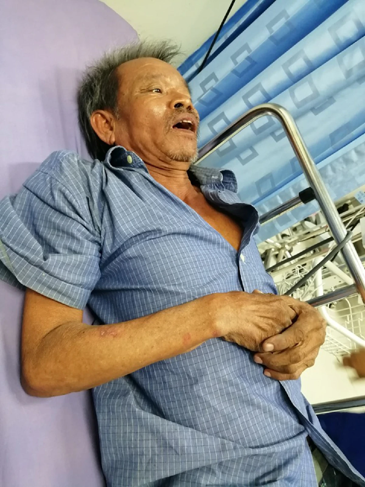 คุณลุงประหยัด ลูกหลานไร้เหลียวแล ป่วยสารพัดโรค หนุ่มเพื่อนบ้านดูแลช่วงสุดท้ายชีวิต