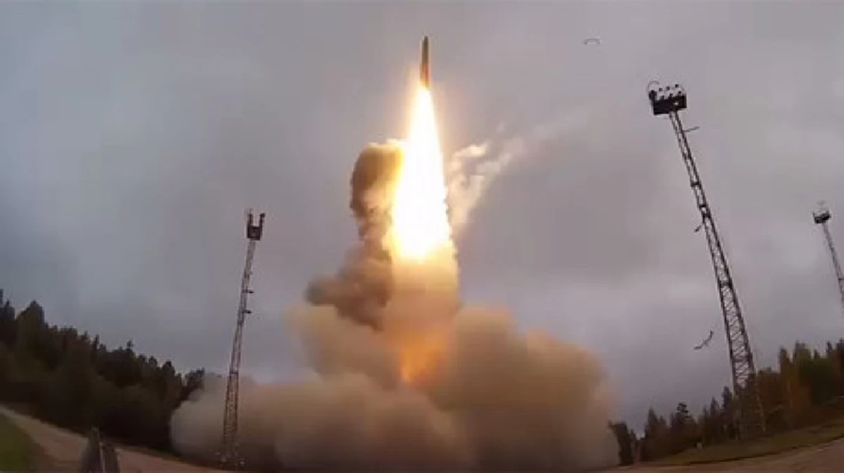 กองทัพรัสเซีย ทดสอบขีปนาวุธนำวิถีข้ามทวีป ‘RS-12M Topol’ โจมตีเป้าหมายแม่นยำ เหมือนจับวาง