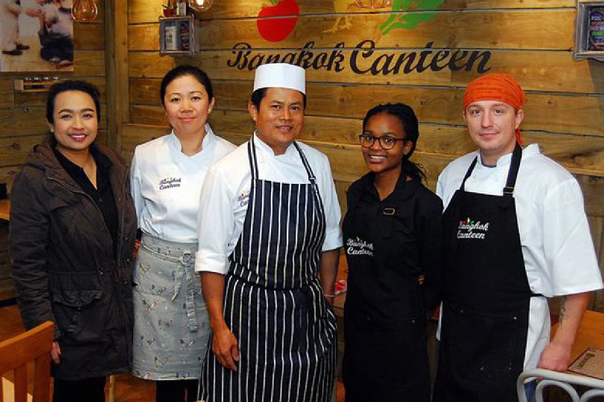 ฝรั่งเลว!! แสดงพฤติกรรมน่ารังเกียจ เหยียดชาติ ไล่เจ้าของร้านอาหารไทยในอังกฤษ กลับประเทศ ชักดาบไม่จ่ายค่าอาหาร