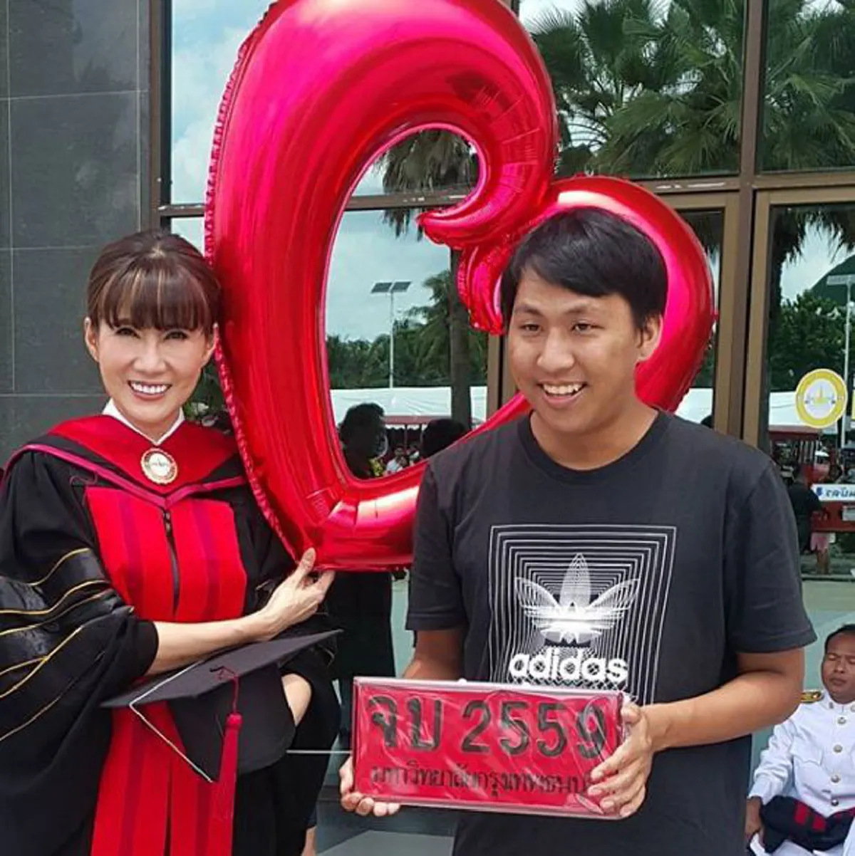 **นึกว่ามีแต่ลูกสาว !! เปิดภาพลูกชายแท้ๆ "แก้ว อภิรดี" ที่ไม่เคยพาออกสื่อ ล่าสุดโตเป็นหนุ่มแล้ว นับเป็นครั้งแรกที่เคยเห็น ! (ภาพ)