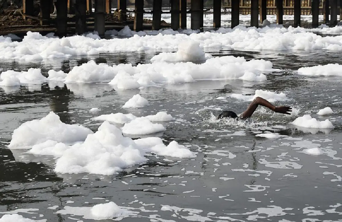 โฟมขาวในแม่น้ำยมุนาของอินเดีย ปรากฏการณ์ที่เกิดจากสารพิษ (คลิป)