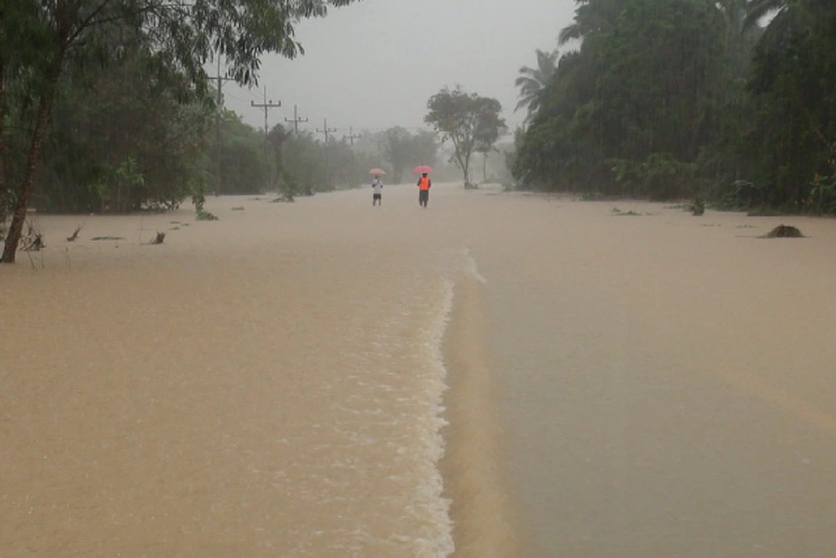 แชร์ด่วน บอกต่อต้องระวัง!! “กรมอุตุฯ” เตือน ฝนตกหนัก ระวังน้ำป่า 4 จังหวัด ติดตามสถานการณ์อย่างใกล้ชิด เที่ยวทะเล ระวัง คลื่นสูง 2 เมตร