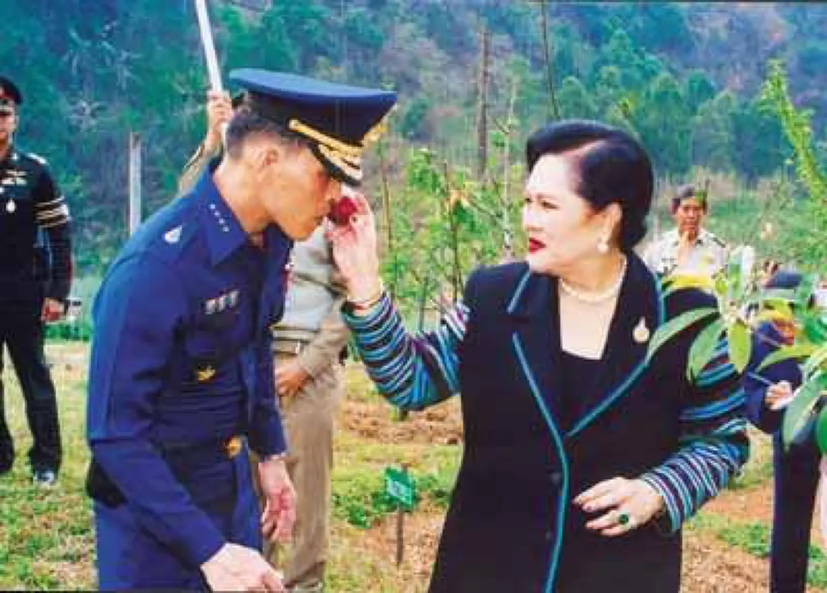 ชายรักแม่..สุดหัวใจ !! พระราชนิพนธ์ใน "สมเด็จพระเจ้าอยู่หัว มหาวชิราลงกรณฯ" บทกลอนสุดซาบซึ้งสะท้อนถึงความรักที่มีต่อ "สมเด็จแม่" อย่างล้นพ้น
