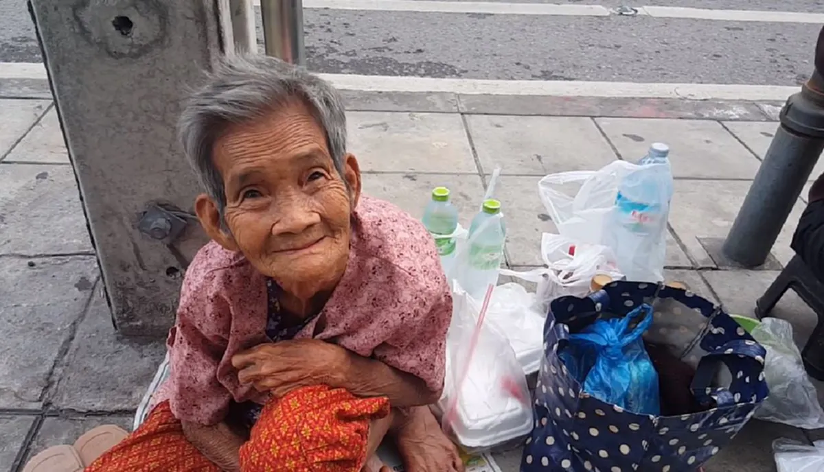 น้ำใจคนไทย..ไม่ทิ้งกัน!! "คุณตา-คุณยาย"สุดดีใจ..พลังน้ำใจชาวไทย ช่วยเหลือล้นหลาม วันนี้!!ตา-ยายอยู่ขายกระปุก"สาทร12"ถึงเที่ยงวัน(รายละเอียด)