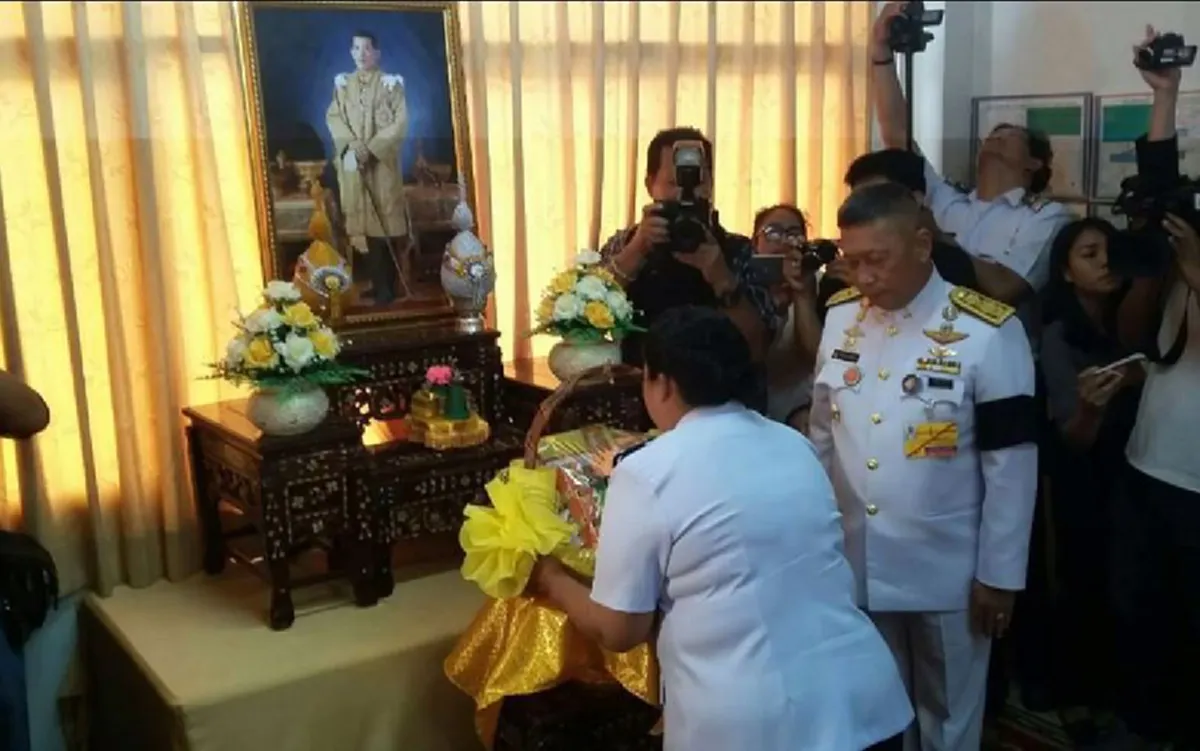 ปลาบปลื้มอย่างหาที่สุดมิได้!! "รัชกาลที่10" โปรดเกล้าฯ ผู้เเทนพระองค์ มอบกระเช้าพร้อมเสื้อพระราชทาน "พนง.เก็บค่าโดยสารปอ.511"ผู้ซื่อสัตย์