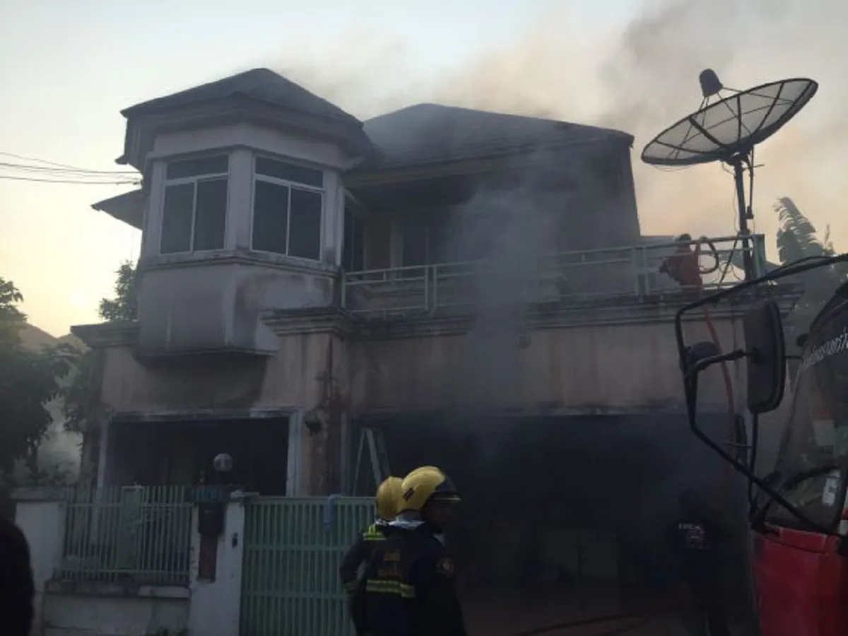 เพลิงไหม้บ้านเดี่ยว เจ้าของไม่อยู่ "เปิดพัดลมทิ้งให้หมา-แมว" เกิดไฟฟ้าลัดวงจร ไหม้ทั้งบ้าน