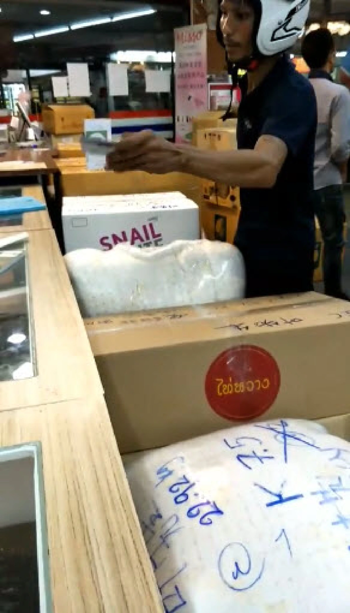 โดนตัวไหนมา!! ชายปริศนาเดินเข้าร้านทำทีมารับสินค้าพูดจาวกวน พีคกว่ายื่นใบขับขี่ให้รูดเงิน วงจรปิดเผยด้อมๆมองๆได้ของแบบไม่ต้องเข้าร้าน (คลิป)