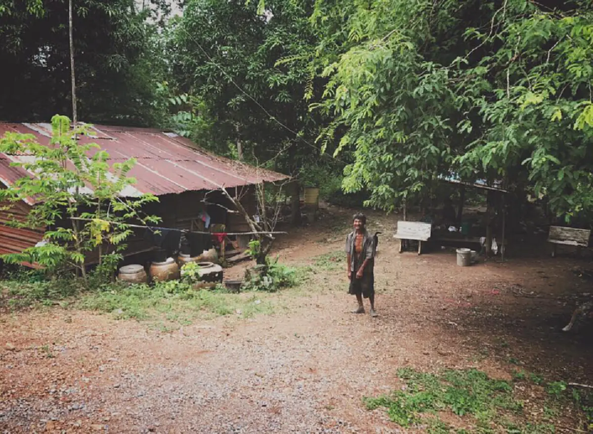 3 ชีวิตไร้ไฟฟ้าหลังคารั่ว กินข้าวเคล้าน้ำฝน หญิงชรา หูตาฝ้าฟางอาศัยกระท่อมไม้ผุพัง ซ้ำลูกสาว-ลูกเขยมือเท้าหงิกงอ ขอแค่มีข้าวกินไปวันๆ (คลิป)