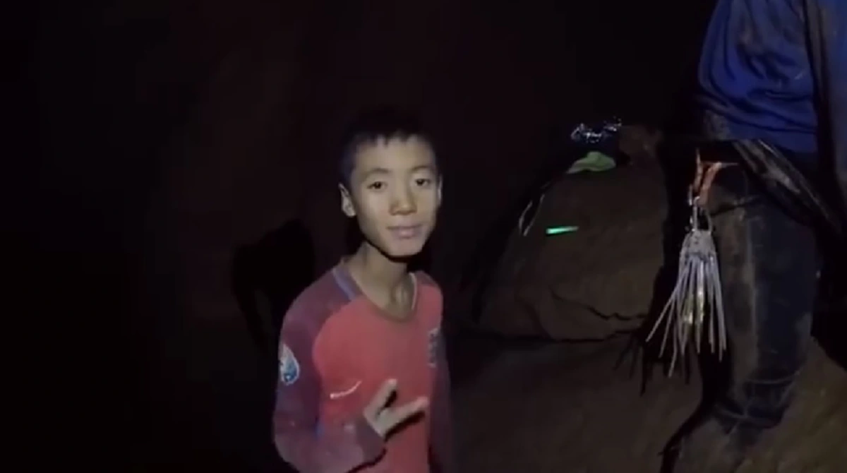 #ดูกันชัดๆ!! คลิปวินาที "หมอภาคย์" ทำแผล 1 ใน 13 ชีวิต ที่ติดถ้ำหลวง เด็กๆ ทุกคนมีรอยยิ้ม พร้อมกับกำลังใจเต็มร้อย !! (มีคลิป)