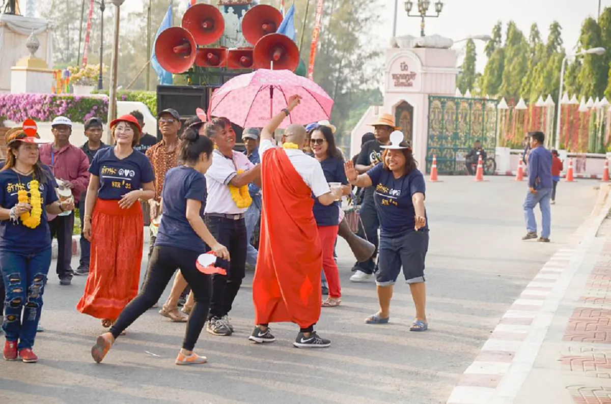 แชร์กระฉ่อนเน็ต!! "ชิตังเม" โผล่เต้นสายย่อ ชนิดจีวรปลิว ทำเอาชาวบ้านฮือฮา ทั้งจังหวัด เตรียมแจ้ง DSI ด่วนๆ!! (คลิป)