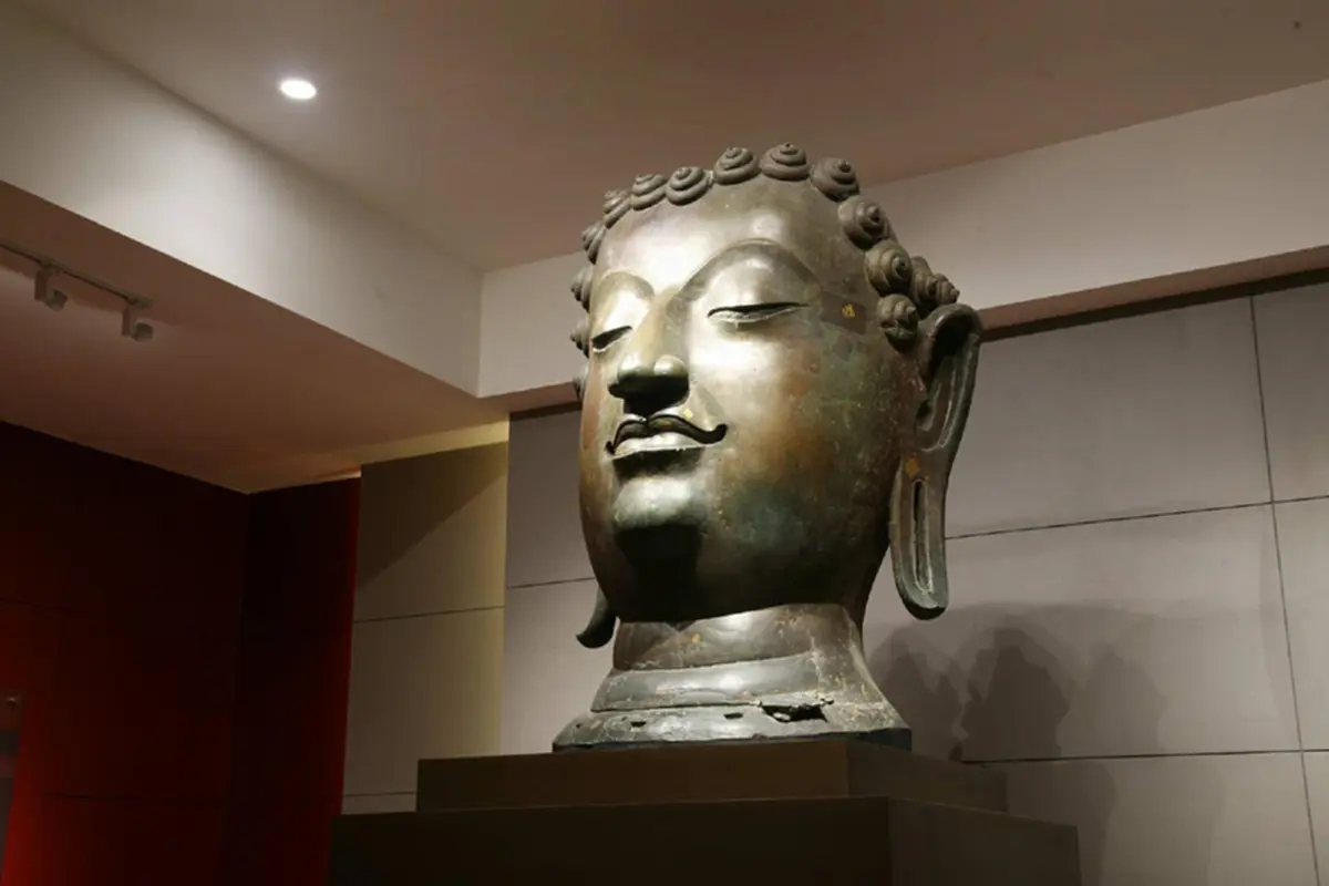 ตำนานเล่าขานในพระนคร!! เปิดความศักดิ์สิทธิ์ "พระแสนแซว่" บอกหวย ก-ข แม่นมาก..จนเจ้ามือหวยนำตะปูมาตีปิดที่พระโอษฐ์ เพื่อมิให้บอกหวยได้อีก!!