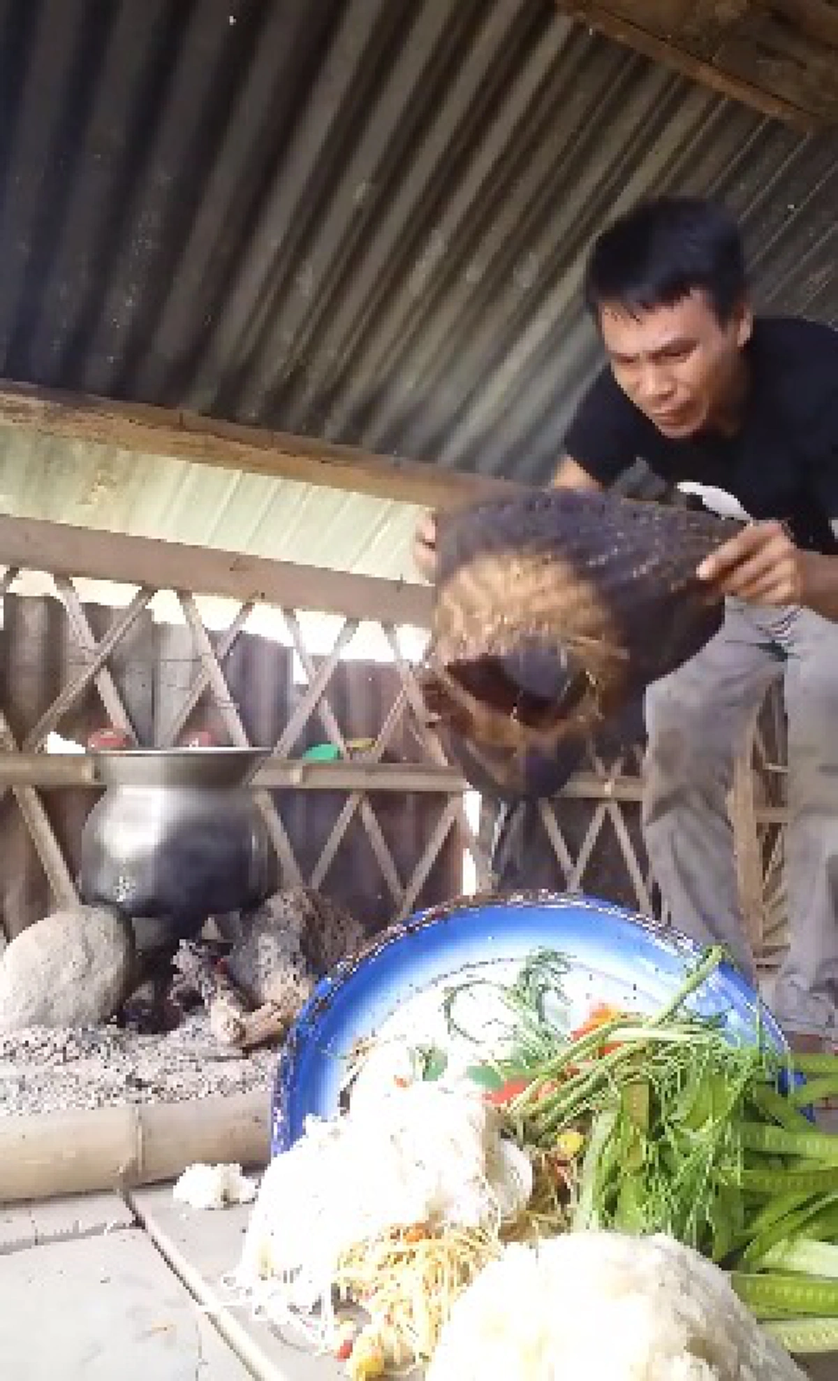 อวสานอาหารเที่ยง !! หนุ่มนั่งนึ่งข้าวเหนียว หวังทานกับ ส้มต้มรสเด็ด ! แต่ผิดคาดเมื่อซึ้งนึ่งข้าวกับไม่เป็นใจ !!?(ชมคลิป)