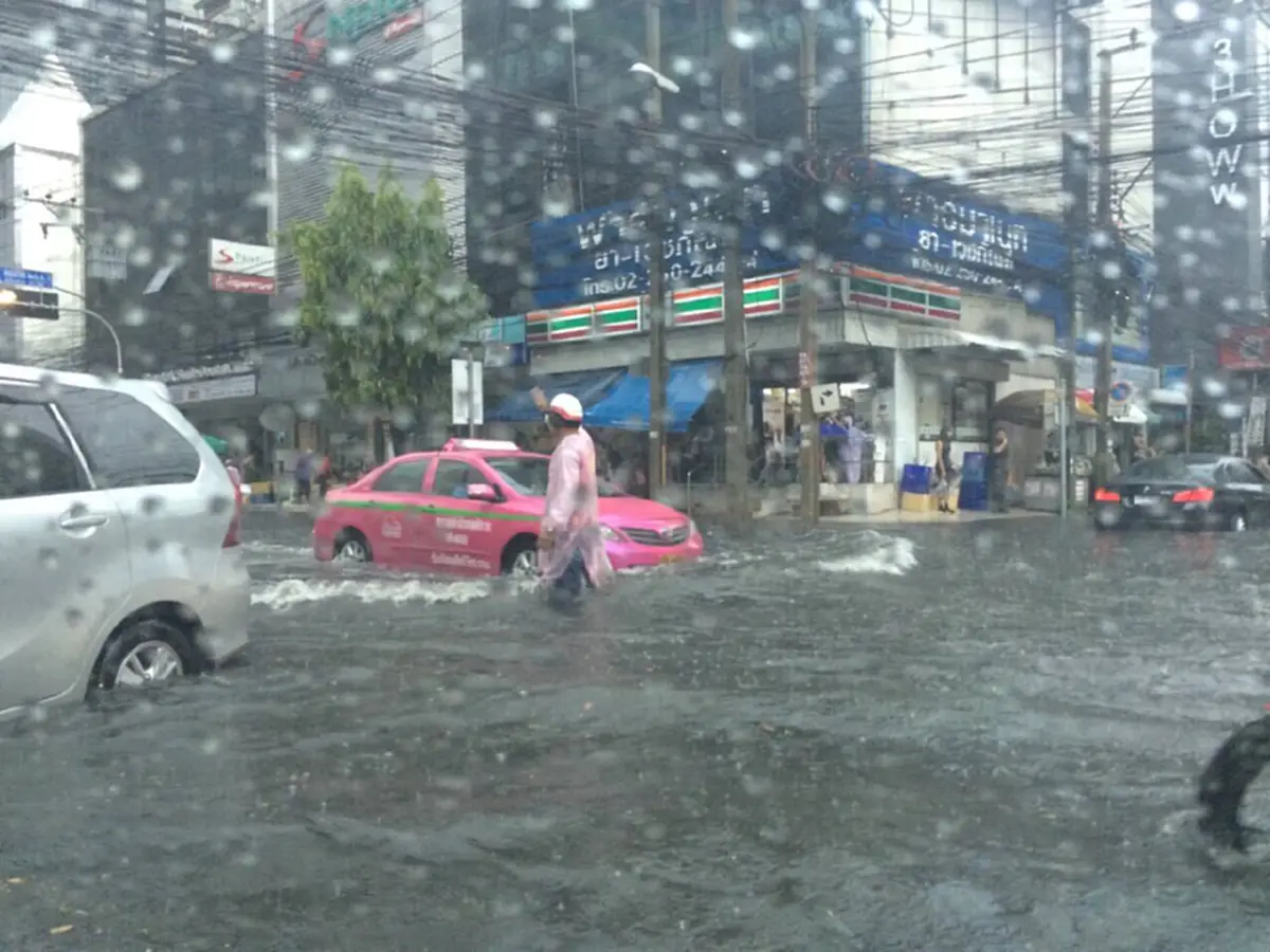 อัพเดทล่าสุด!!! เส้นทางน้ำท่วม กทม. หลังฝนตกหนักรับลมหนาว รีบเช็คเลย!!!