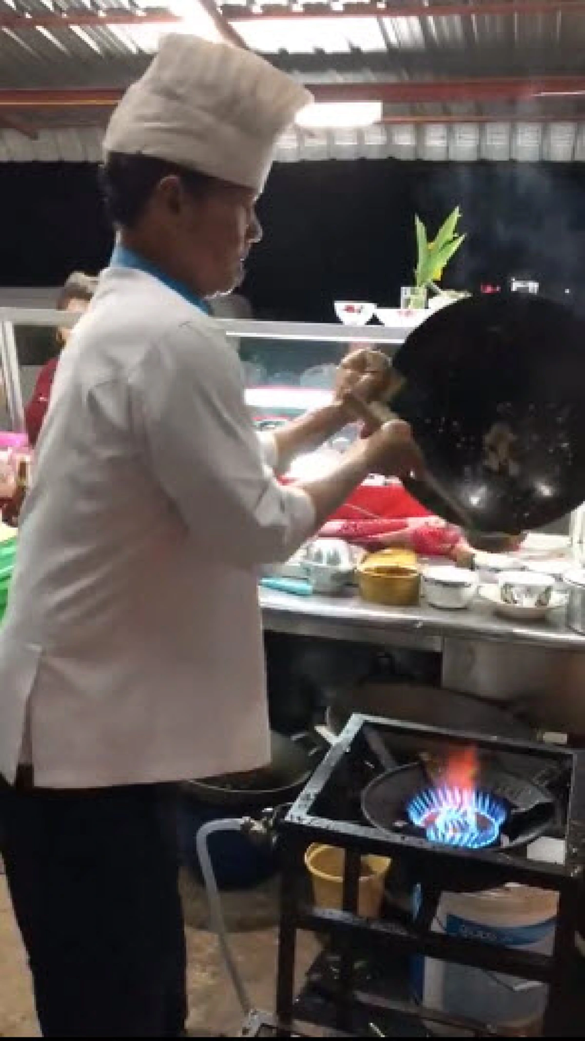 อย่างเด็ด!! สาวแวะร้านอาหารดูมืดๆ เงียบๆ แต่เจ้าของร้านใส่ชุดเชฟเต็มยศยิ้มรอต้อนรับถามไป ถามมาสุดยอดคนสู้ชีวิตแถมดีต่อใจ "ข้าวต้มฟรี" (คลิป)