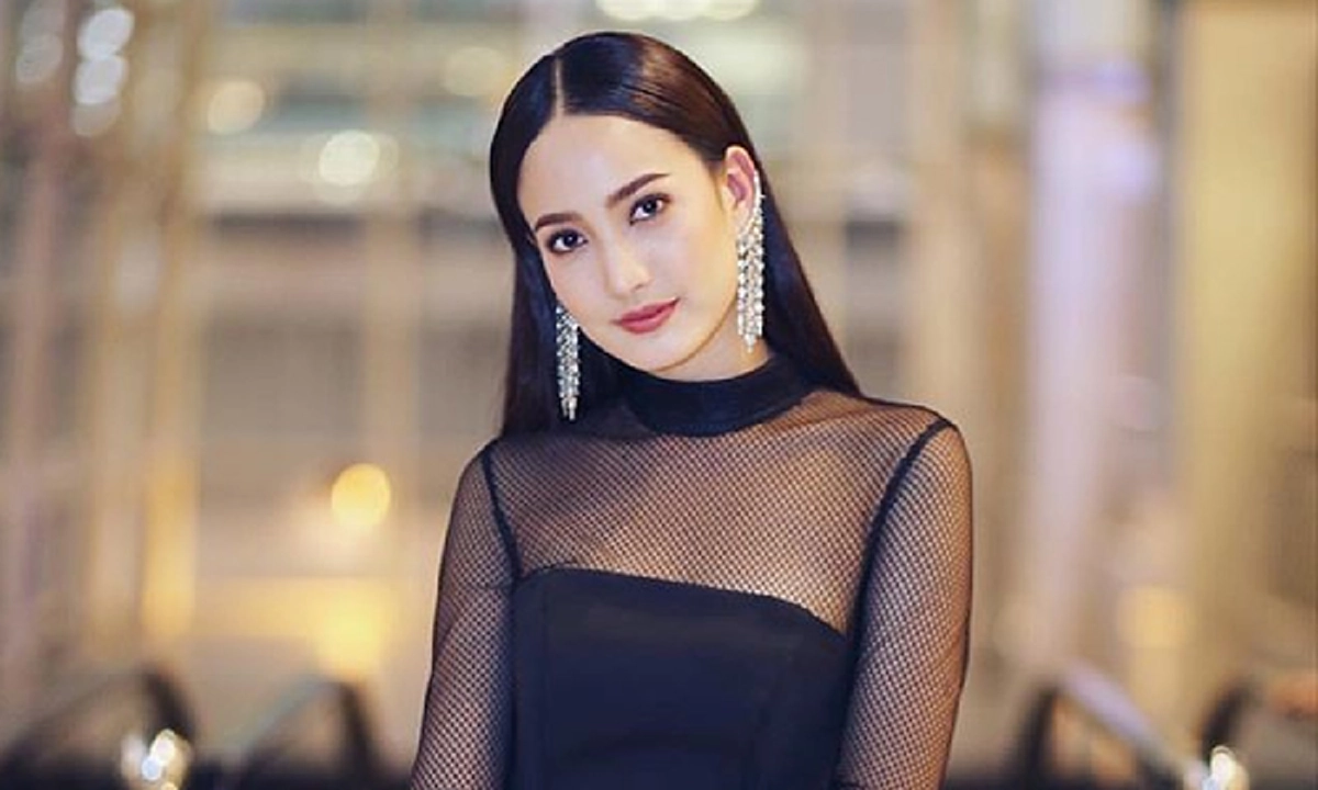 ชุ่มฉ่ำหัวใจกับความน่ารักของเธอ !! “แต้ว ณฐพร” ออกสเต็ปแดนซ์บนรถแก้เซ็ง ก่อนจะหันมองรถข้างๆ ถึงกับเขินจนต้องหลบหน้า!! (ชมคลิป)