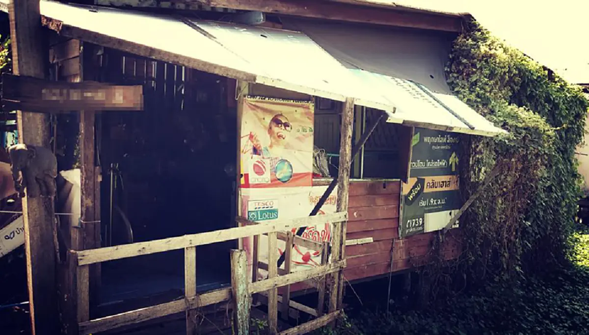 ก่อนหมดลม!! ชายชราอัมพาตบ้านผุพังเงี่ยหูฟังทุกเสียงฝีเท้าหวังให้เป็นลูกที่กลับมา ไร้วี่แวว พบเบอร์สำคัญอยู่หัวเตียงปลายสายอ้าง&quot;เกรงใจเพื่อน&quot;