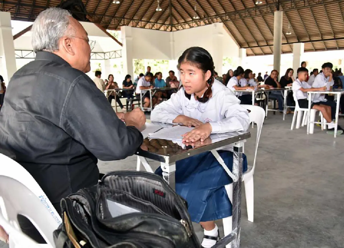 เข้มข้น!!! "สุเทพ" นั่งสัมภาษณ์เด็กสอบเข้า ปวช. ด้วยตัวเอง หวังดันให้เป็นวิทยาลัยที่ดีที่สุดในอาเซียน (ชมภาพ)