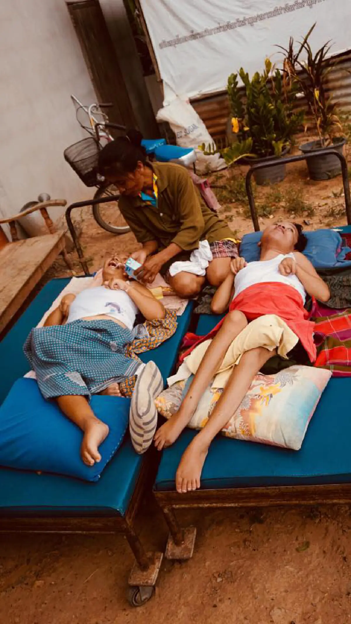 ชีวิตไม่ง่าย!! หญิงวัยกลางคนรับจ้างมีรายได้วันละ 50 บาท เลี้ยงดูลูกแฝดพิการนาน 27 ปี พร้อมแม่ชรา ถามถึงพ่อไปนานแล้ว (คลิป)