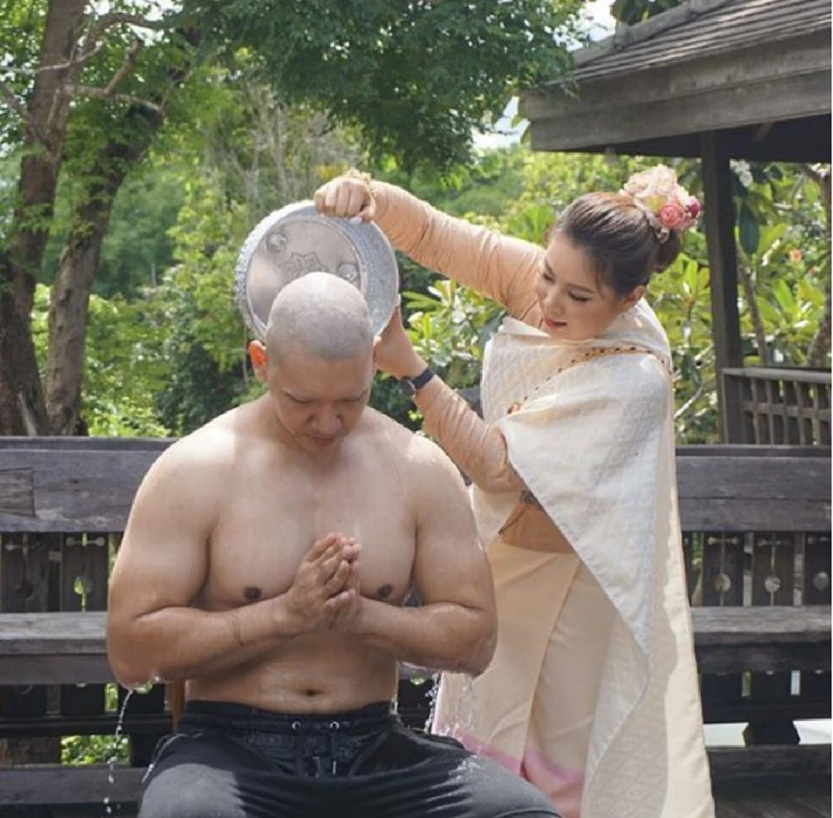 เข้าสู่ร่มกาสาวพัสตร์!!! "เอก เอกริน" สามี "บุ๋ม ปนัดดา" ปลงผมบวช เข้าพิธีอุปสมบท ชาวเน็ตร่วมอนุโมทนาบุญ ! (ชมภาพ)