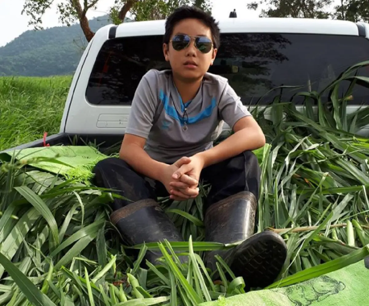 น่าชื่นชมสุดๆ "น้องปราบ" ลูกชาย "โชค-สู่ขวัญ" รวยมาก แต่ขยันช่วยทำงานในฟาร์มหาเงินใช้เอง