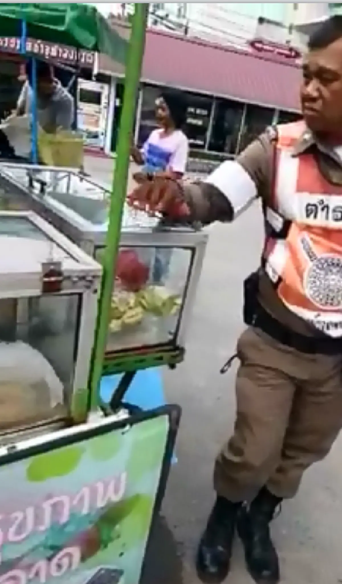 งงหนัก ผกก.ออกหน้าแจงตร.ฉกกินผลไม้เรื่องเข้าใจผิด บอกสงสารผู้ต้องหา เลยซื้อของกลางไว้แจก