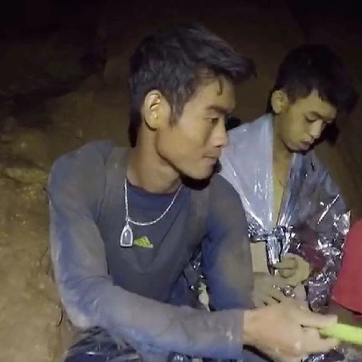 เปิดภาพล่าสุด! "โค้ชเอก" จากทีมหมูป่า หลังค้นพบเจอใน "ถ้้ำหลวง" นานกว่า 10 วัน !!! (รายละเอียด)