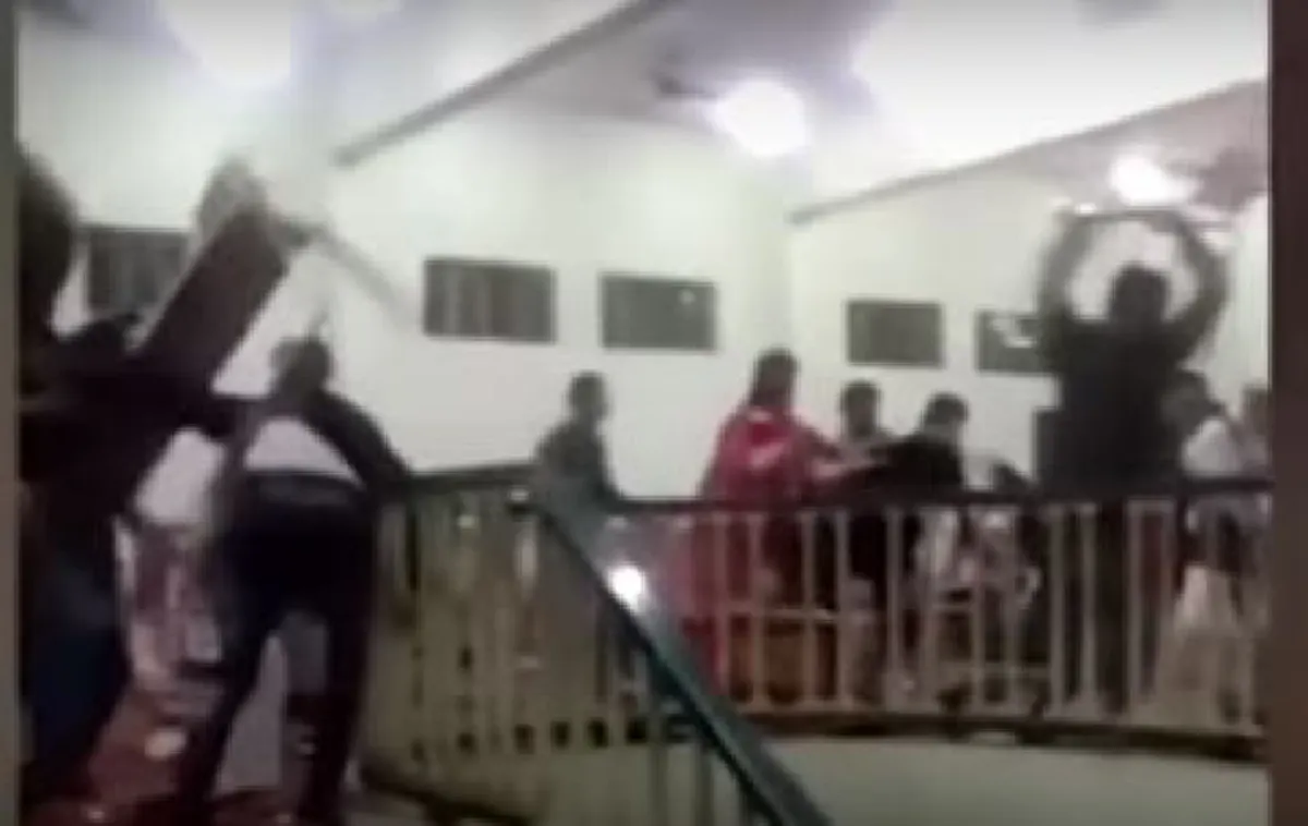 สงครามชัดๆ !!! บ่าว-สาววิวาห์ล่ม ญาติๆเปิดศึกถล่มงานเละยกโต๊ะทุ่ม เก้าอี้ฟาด จับคู่ตีกันพินาศไปทั้งงาน! (คลิป)