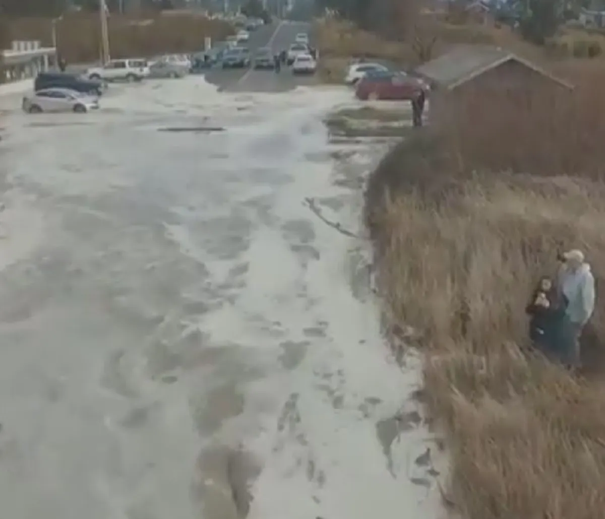 หนีตายอลหม่าน!!! คลื่นยักษ์ถล่มยับ กวาดรถยนต์จมหายไปกับสายน้ำ งานนี้เสียหายหลายแสน (มีคลิป)